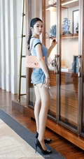 气质妩媚新疆女生Angela小热巴紧身衣牛仔热裤室内写真图集（48p）