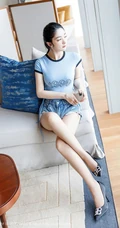 气质妩媚新疆女生Angela小热巴紧身衣牛仔热裤室内写真图集（48p）