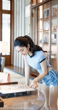 气质妩媚新疆女生Angela小热巴紧身衣牛仔热裤室内写真图集（48p）