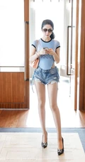 气质妩媚新疆女生Angela小热巴紧身衣牛仔热裤室内写真图集（48p）
