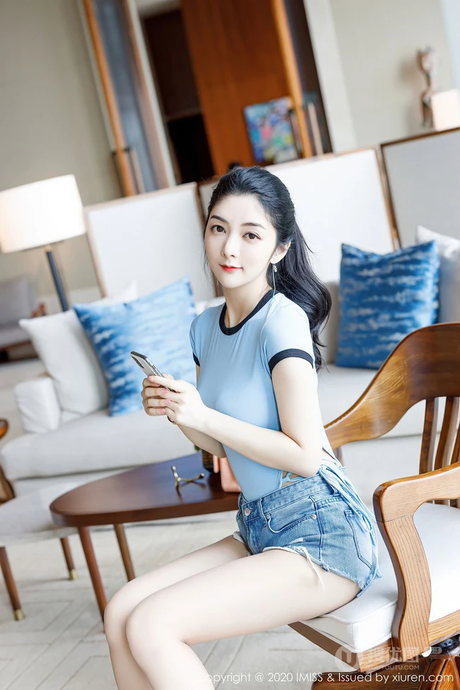 气质妩媚新疆女生Angela小热巴紧身衣牛仔热裤室内写真图集（48p）
