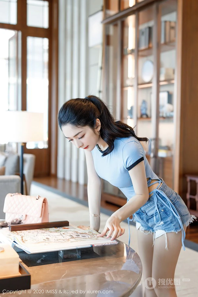 气质妩媚新疆女生Angela小热巴紧身衣牛仔热裤室内写真图集（48p）