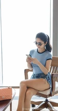 气质妩媚新疆女生Angela小热巴紧身衣牛仔热裤室内写真图集（48p）