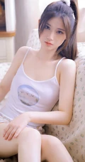 浅粉白皙线条感马尾辫女生肩带背心打搭配碎花短裤气质吸睛室内照