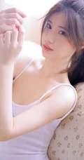 浅粉白皙线条感马尾辫女生肩带背心打搭配碎花短裤气质吸睛室内照