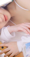浅粉白皙线条感马尾辫女生肩带背心打搭配碎花短裤气质吸睛室内照