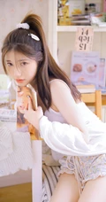 浅粉白皙线条感马尾辫女生肩带背心打搭配碎花短裤气质吸睛室内照