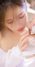 浅粉白皙线条感马尾辫女生肩带背心打搭配碎花短裤气质吸睛室内照