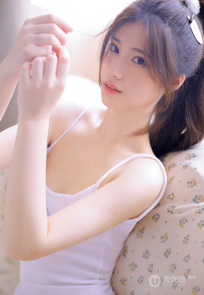浅粉白皙线条感马尾辫女生肩带背心打搭配碎花短裤气质吸睛室内照