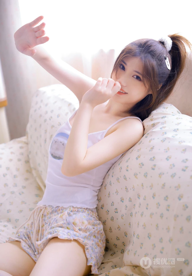 浅粉白皙线条感马尾辫女生肩带背心打搭配碎花短裤气质吸睛室内照