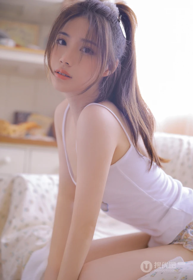浅粉白皙线条感马尾辫女生肩带背心打搭配碎花短裤气质吸睛室内照