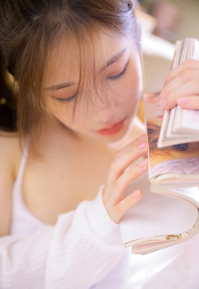 浅粉白皙线条感马尾辫女生肩带背心打搭配碎花短裤气质吸睛室内照
