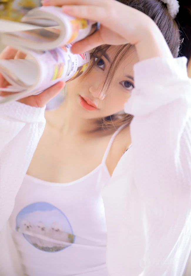 浅粉白皙线条感马尾辫女生肩带背心打搭配碎花短裤气质吸睛室内照