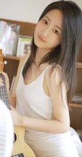 弹吉他的真实漂亮长发线条感线条女孩白背心短裤穿着气质甜美室内写真