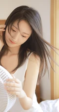 弹吉他的真实漂亮长发线条感线条女孩白背心短裤穿着气质甜美室内写真