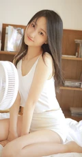 弹吉他的真实漂亮长发线条感线条女孩白背心短裤穿着气质甜美室内写真