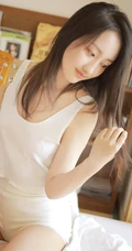 弹吉他的真实漂亮长发线条感线条女孩白背心短裤穿着气质甜美室内写真