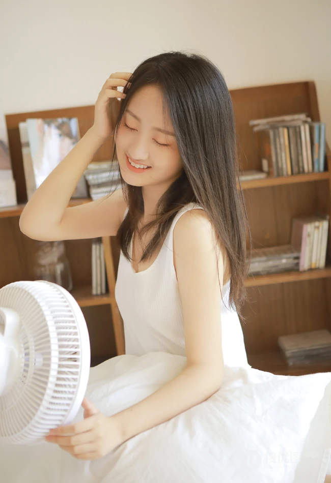 弹吉他的真实漂亮长发线条感线条女孩白背心短裤穿着气质甜美室内写真