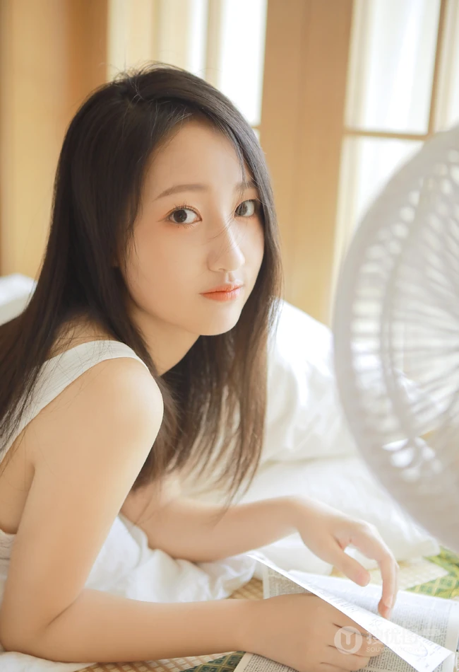 弹吉他的真实漂亮长发线条感线条女孩白背心短裤穿着气质甜美室内写真