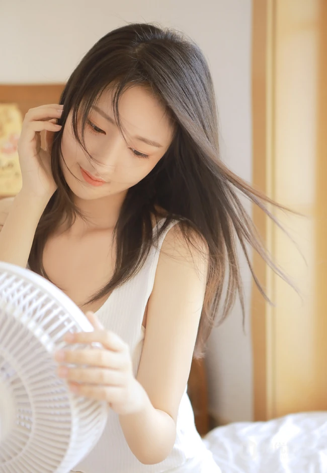 弹吉他的真实漂亮长发线条感线条女孩白背心短裤穿着气质甜美室内写真