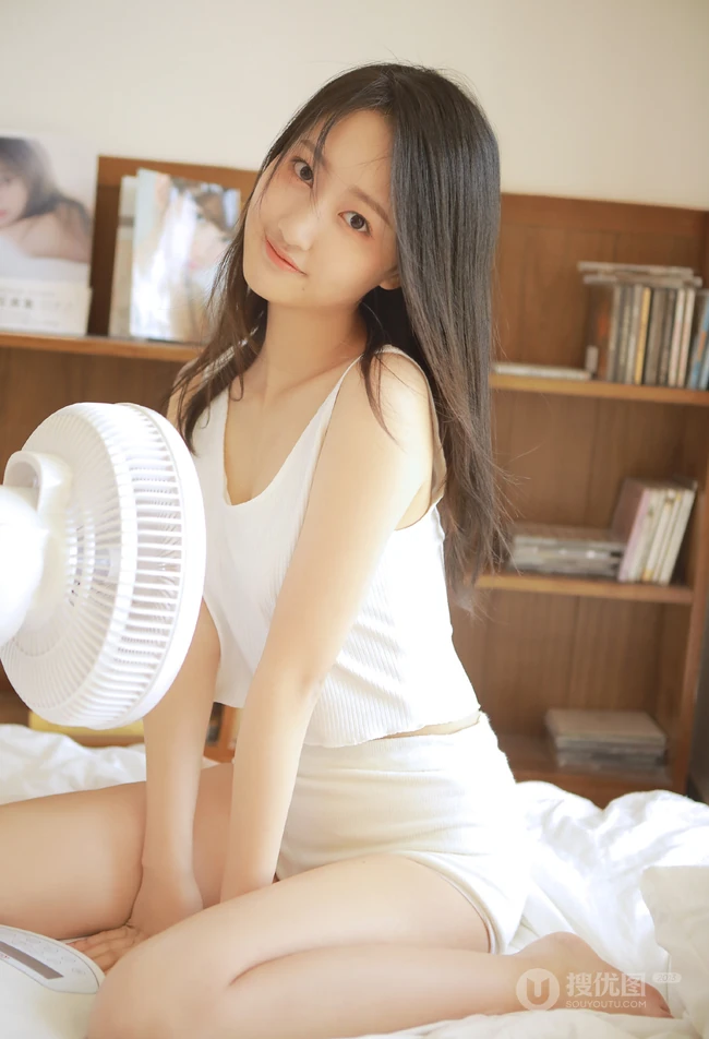 弹吉他的真实漂亮长发线条感线条女孩白背心短裤穿着气质甜美室内写真