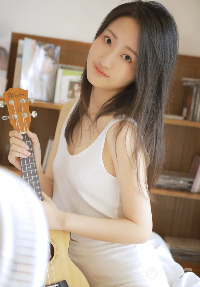 弹吉他的真实漂亮长发线条感线条女孩白背心短裤穿着气质甜美室内写真