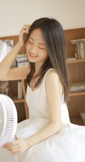 弹吉他的真实漂亮长发线条感线条女孩白背心短裤穿着气质甜美室内写真