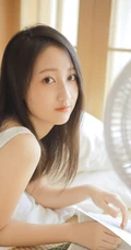 弹吉他的真实漂亮长发线条感线条女孩白背心短裤穿着气质甜美室内写真