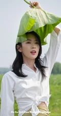 童瑶享受户外清新空气超美杂志写真照
