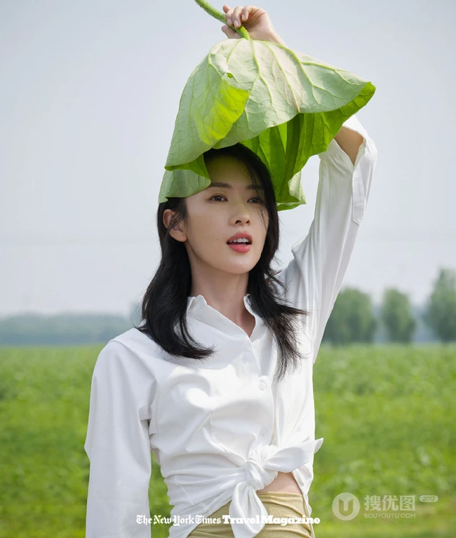 童瑶享受户外清新空气超美杂志写真照