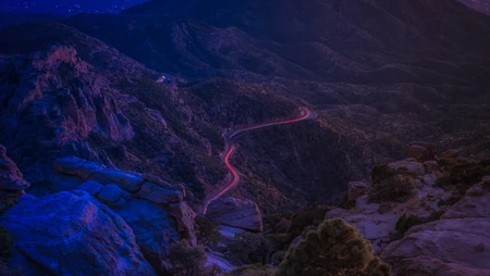 星空夜下大山里的绕山公路桌面壁纸