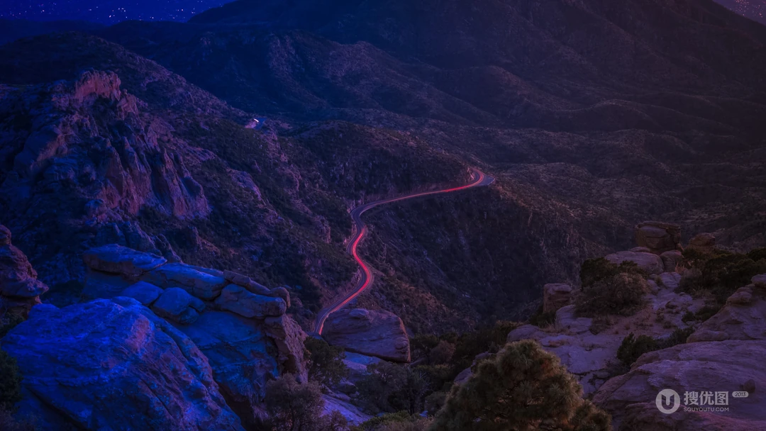 星空夜下大山里的绕山公路桌面壁纸