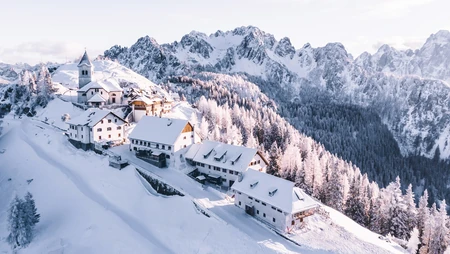 被雪覆盖的大山里的欧美小镇风景太美了