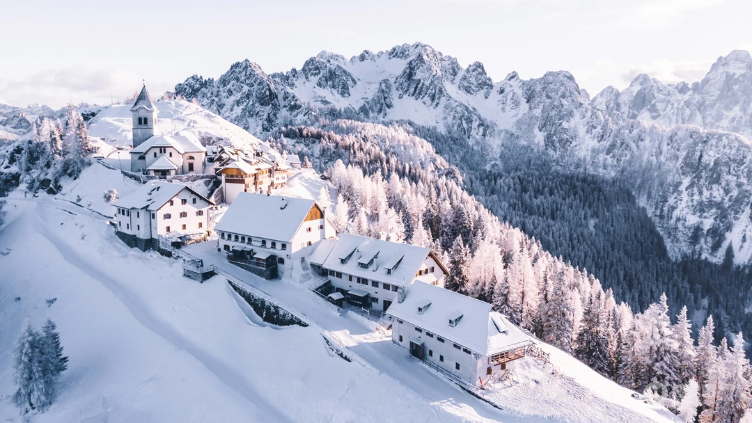 被雪覆盖的大山里的欧美小镇风景太美了