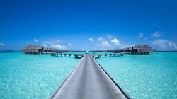 国外海边旅游风景区的奇特扇形海上建筑