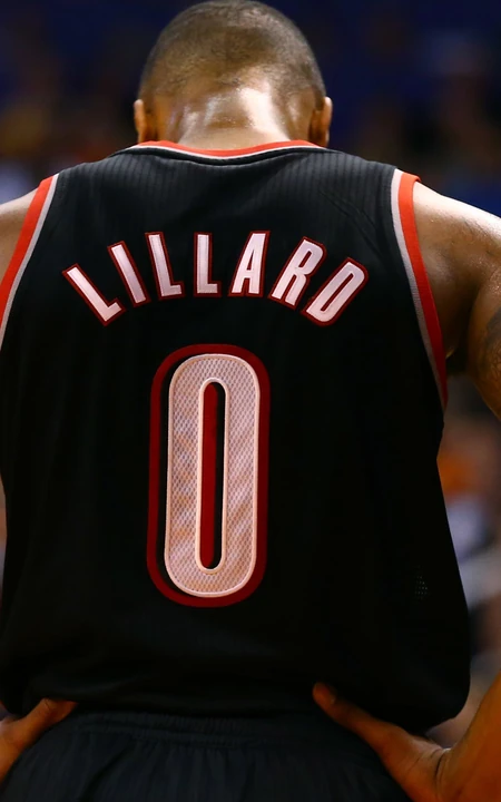 NBA赛车穿黑色0号球衣的运动员