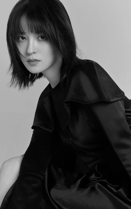 黑龙江女演员王佳宇纯黑色丝裙黑白写真