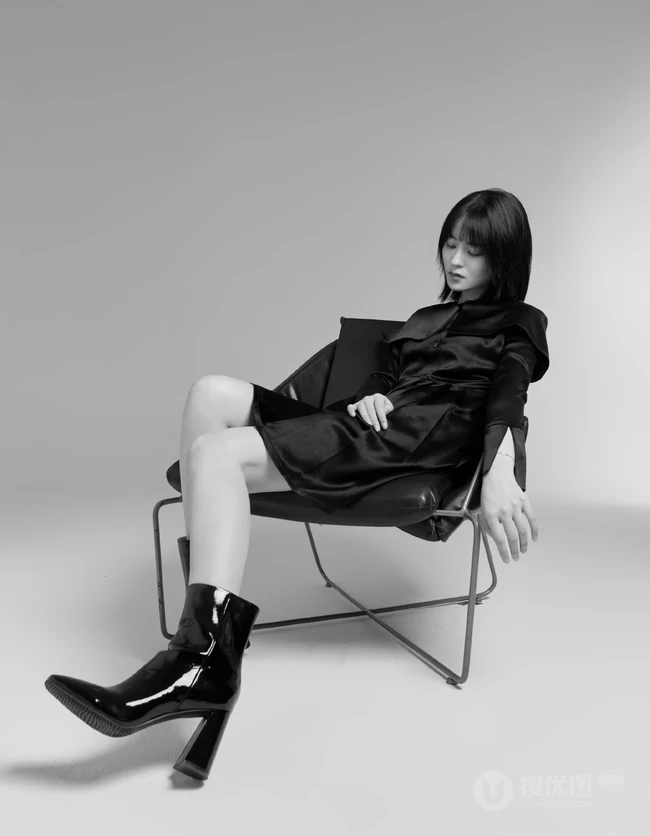 黑龙江女演员王佳宇纯黑色丝裙黑白写真