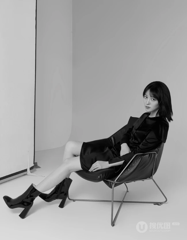黑龙江女演员王佳宇纯黑色丝裙黑白写真