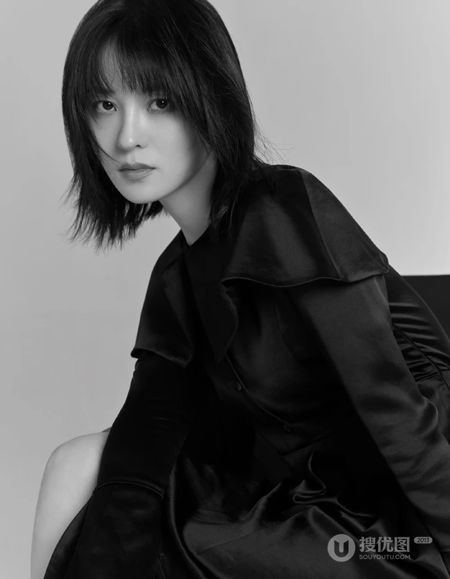 黑龙江女演员王佳宇纯黑色丝裙黑白写真