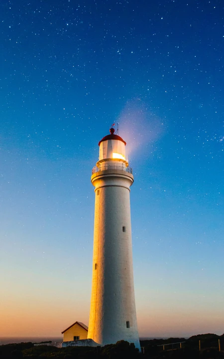 夜幕星空下的白色灯塔唯美风景手机壁纸