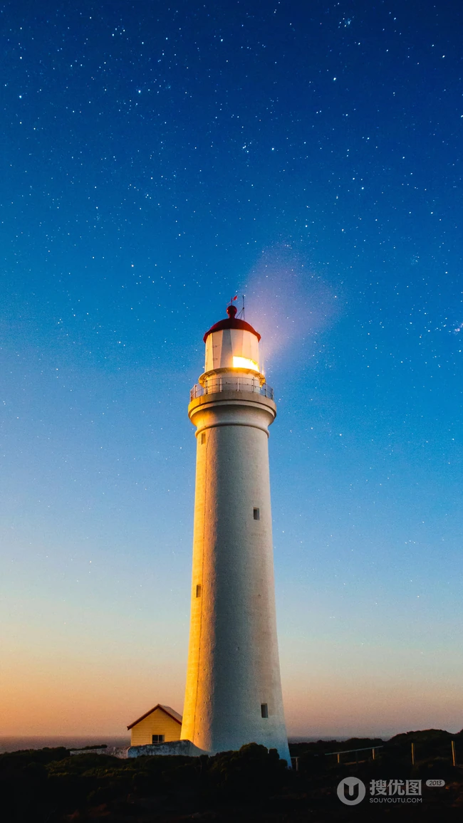 夜幕星空下的白色灯塔唯美风景手机壁纸