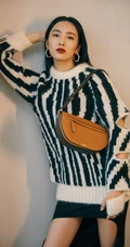 王紫璇简约针织衫黑裙穿搭秋装写真