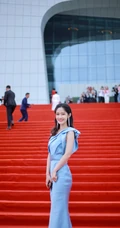梁田一袭露半肩蓝色礼服长裙参加活动气质甜美照片