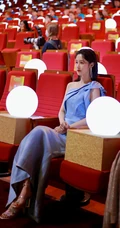 梁田一袭露半肩蓝色礼服长裙参加活动气质甜美照片