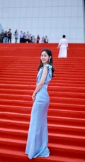 梁田一袭露半肩蓝色礼服长裙参加活动气质甜美照片