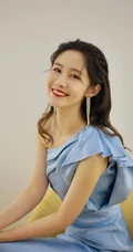 梁田一袭露半肩蓝色礼服长裙参加活动气质甜美照片