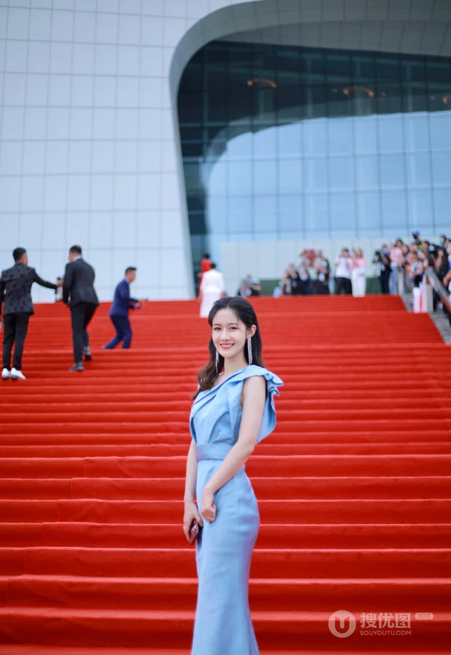梁田一袭露半肩蓝色礼服长裙参加活动气质甜美照片