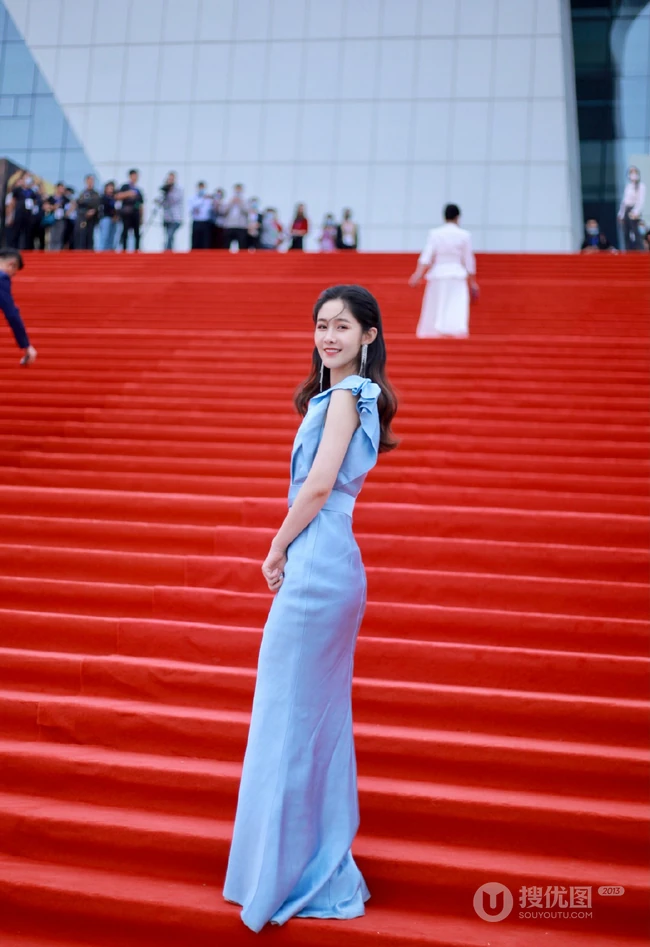 梁田一袭露半肩蓝色礼服长裙参加活动气质甜美照片