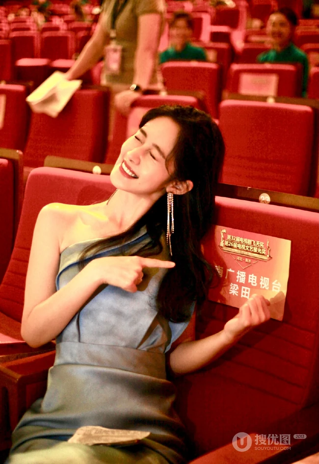 梁田一袭露半肩蓝色礼服长裙参加活动气质甜美照片